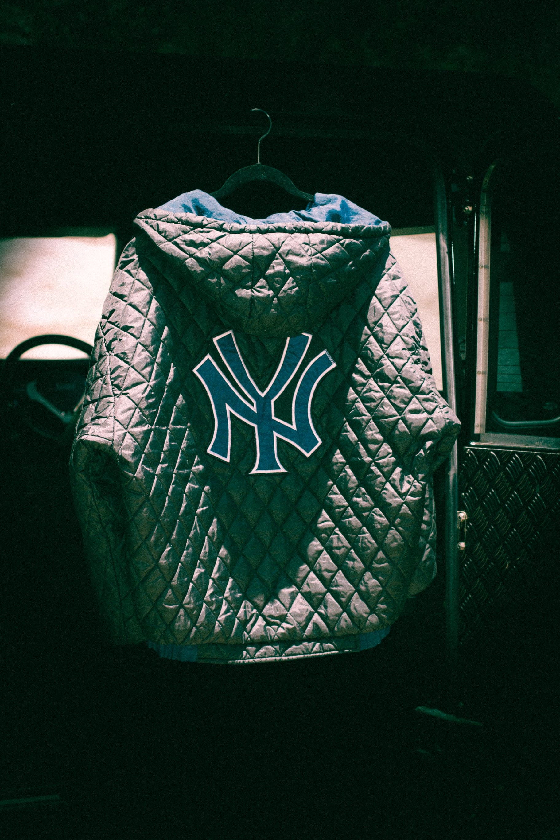 Pro Player New York Yankees Reversible Puffer Jacket – Men’s L - Image 5
